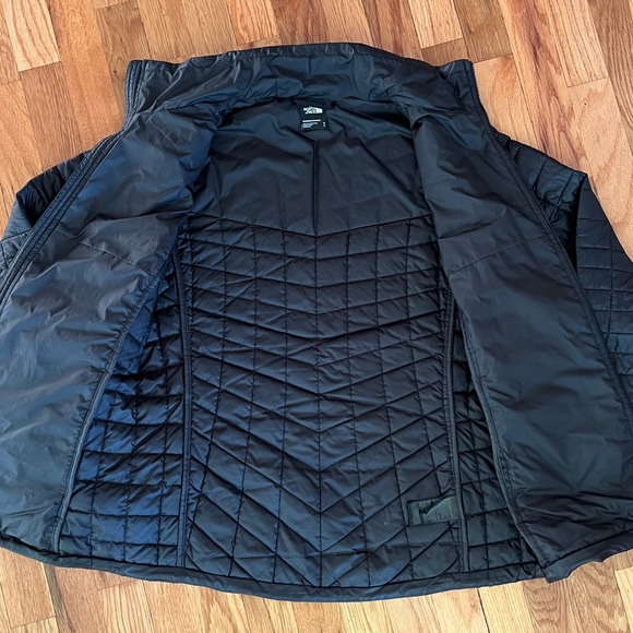 The North Face black puffy jacket - Picture 3 of 6